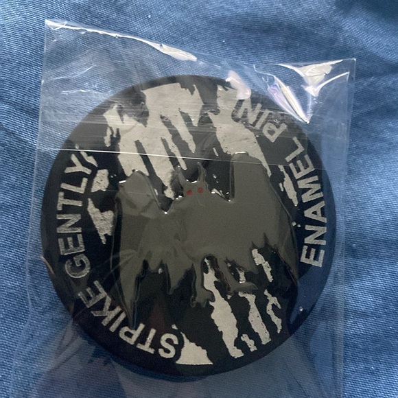 Assortment of enamel pins. (5) in total. - Picture 5 of 6